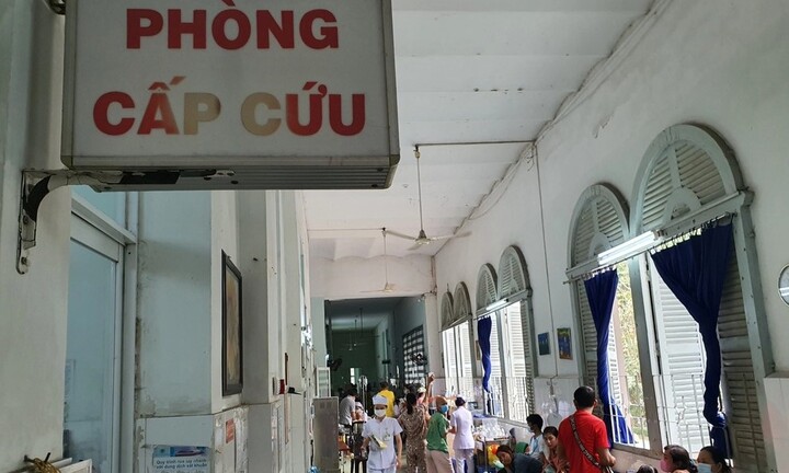 Uống nhầm bột thông cống, cháu bé 2 tuổi ở TP.HCM bỏng toàn bộ khoang miệng