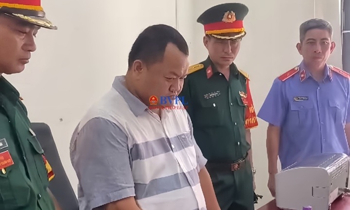 Khởi tố cựu cán bộ quản giáo đưa ma túy, điện thoại cho can phạm