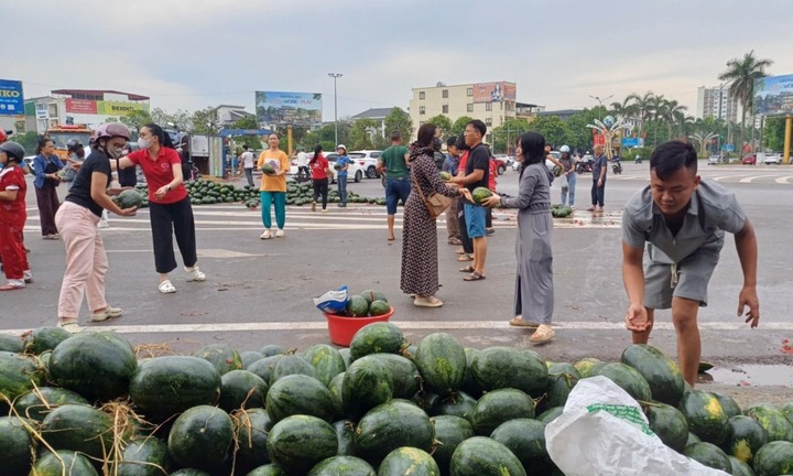 Clip: Dưa hấu văng khắp đường sau tai nạn giao thông, người dân 