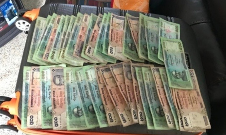 Mua lại vali cũ, người đàn ông bàng hoàng khi nhìn thấy thứ giấu bên trong