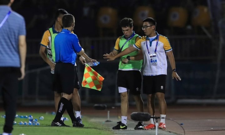 Tình huống hi hữu tại V.League: Trọng tài lại “gây bão” vì quyết định thiếu thuyết phục, Hà Nội FC chịu ấm ức