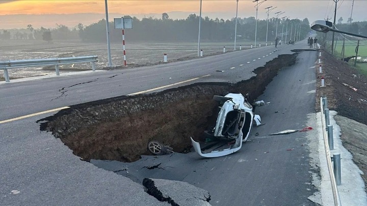 Nguyên nhân vụ sạt lở ta-luy đường dẫn lên cầu vừa khánh thành ở Tây Ninh, ô tô rơi xuống hố sâu 