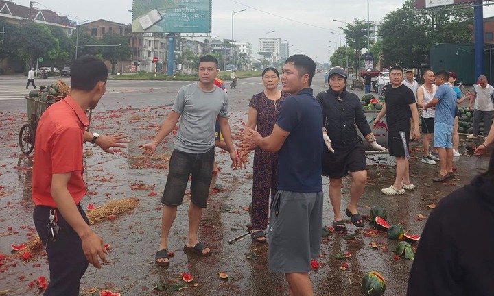 Vụ xe tải chở dưa hấu bị lật nghiêng ở Nghệ An: Tài xế đã tử vong