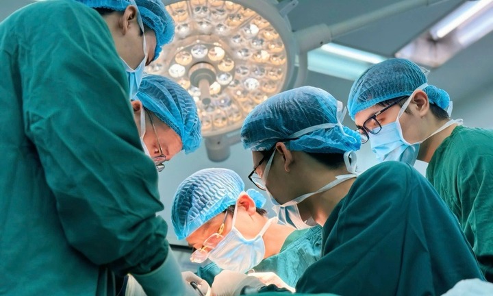 Đeo găng tay bảo hộ quá rộng, nam công nhân trẻ gặp tai nạn nghiêm trọng