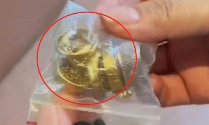 Dọn dẹp nhà thuê, cô gái sốc nặng khi phát hiện két sắc chứa đầy kho báu