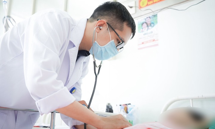 Xe khách chở 24 người hành hương gặp tai nạn, nhiều người nhập viện