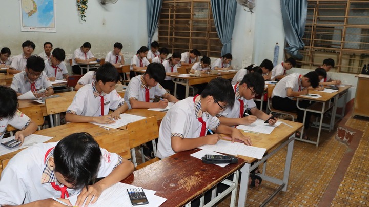 Vụ hơn 600 học sinh thi lại môn Toán do lộ đề ở Bình Phước: Trường học báo cáo gì?