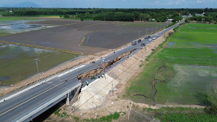Vụ sụp lún đường ở Tây Ninh: Tài xế thoát chết lạnh người nhớ lại khoảnh khắc rơi xuống 