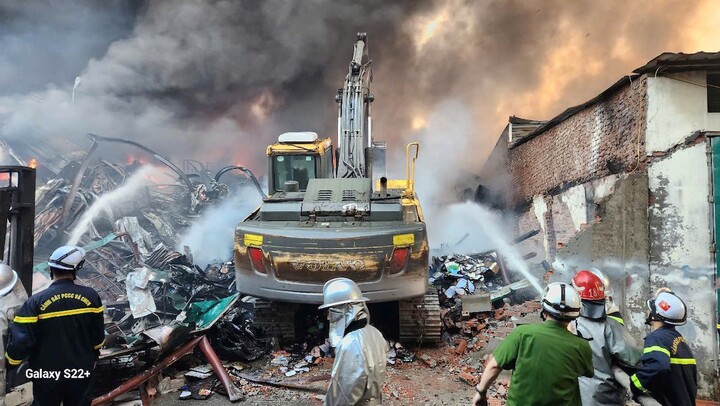 Hà Nội: 70 cảnh sát PCCC được điều động chữa cháy nhà xưởng ở quận Nam Từ Liêm