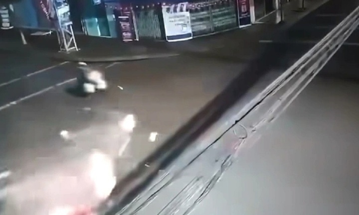 Clip: Thanh niên đi xe máy kẹp 3 