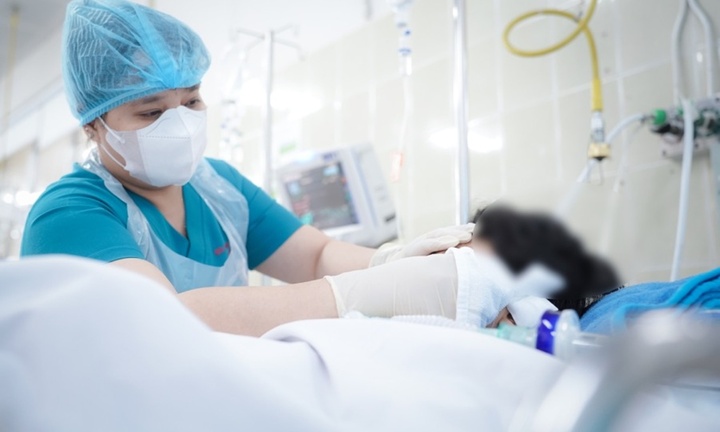 Vụ bé trai 10 tuổi ở TP.HCM bị nhánh cây rơi trúng đầu: Vẫn hôn mê sâu, chưa có tiến triển