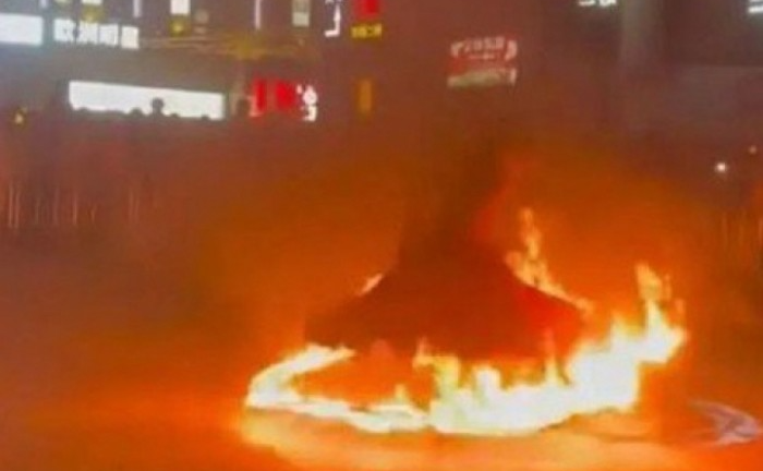 Nữ vũ công gặp tai nạn kinh hoàng khi biểu diễn múa “váy lửa”