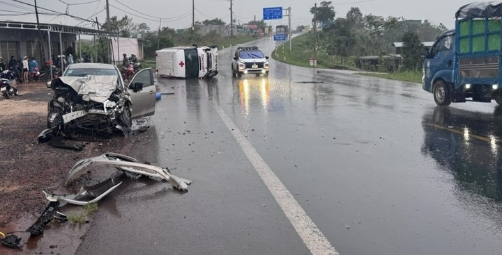 Hiện trường vụ xe cứu thương va chạm với xe con ở Đắk Nông, nhiều người nhập viện