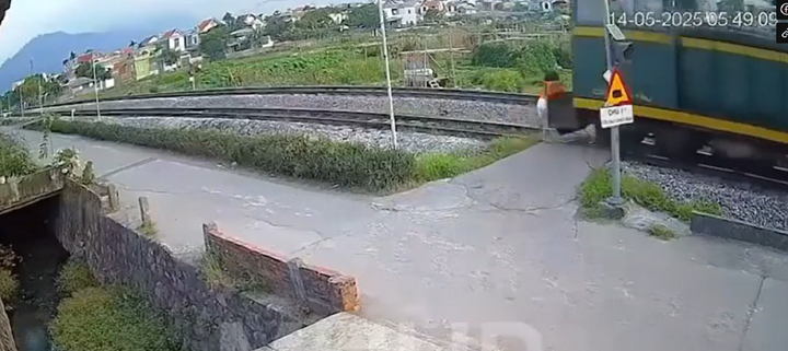 Clip: Camera ghi lại cảnh cô gái bị tàu hỏa hất văng khi đi bộ qua đường ray