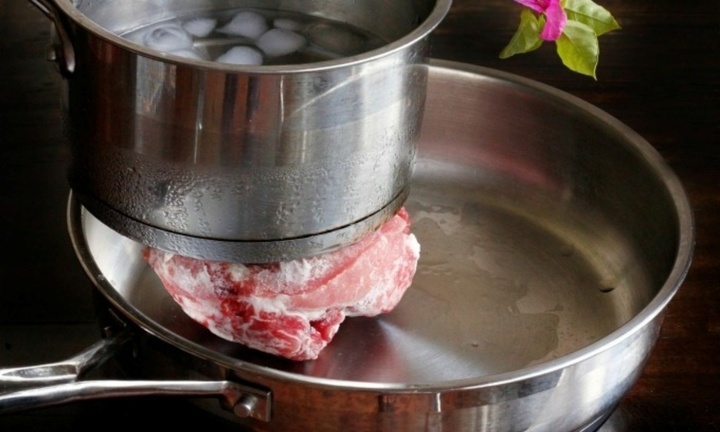 Mẹo rã đông thịt bằng nước đá