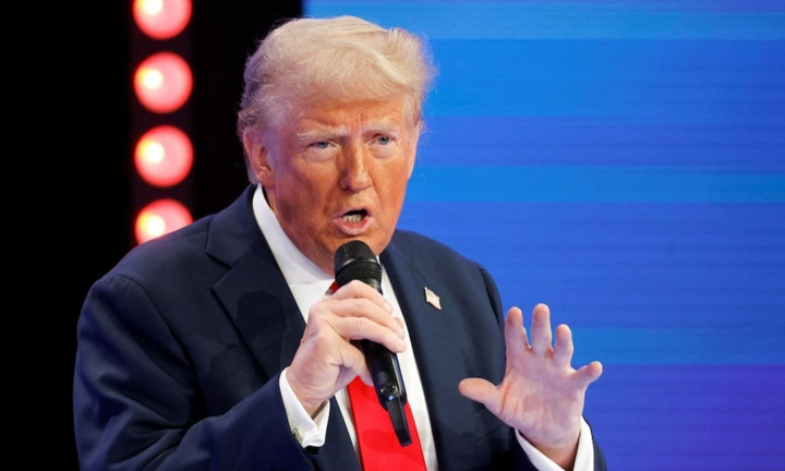 Tổng thống Trump bất ngờ ra