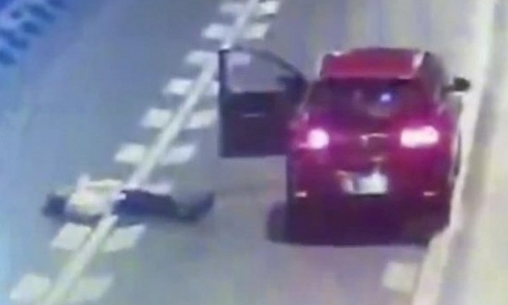 Cãi nhau với bạn trai, cô gái lao ra khỏi ô tô nằm giữa cao tốc 