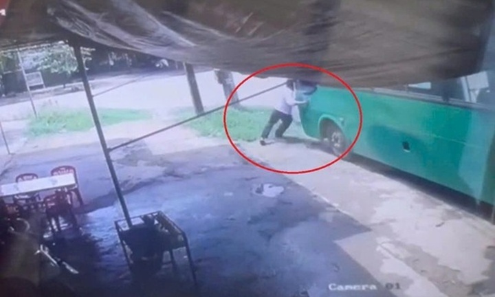 Camera lại ghi khoảnh khắc xe buýt không người lái trôi tự do, cán tử vong phụ xe 37 tuổi ở Quảng Ngãi