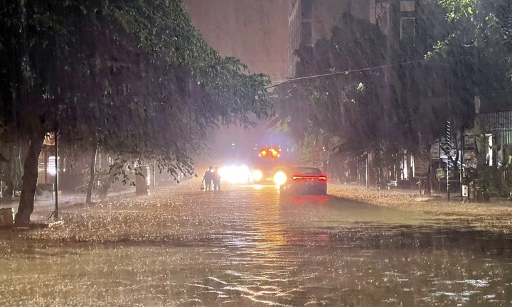 Đêm nay (15/5), dự báo miền Bắc mưa rất to, cảnh báo lốc, sét, mưa đá