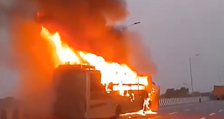 Clip: Xe buýt bất ngờ cháy ngùn ngụt giữa đường, 5 người tử vong thương tâm