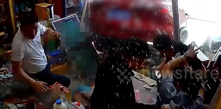 Clip: Ô tô lùi thẳng vào cửa hàng, 5 người đàn ông chạy thoát thân