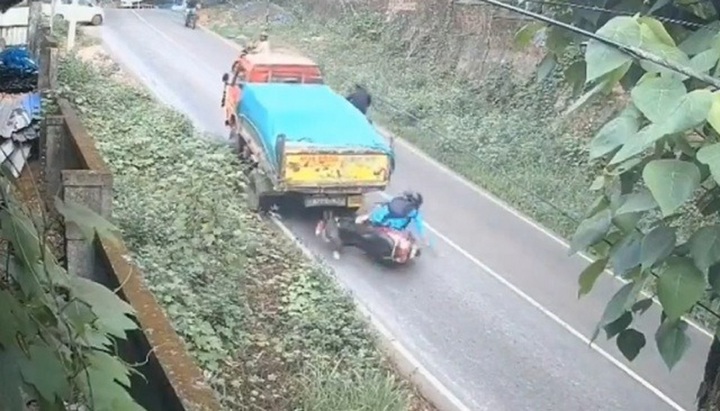 Clip: Kinh hoàng khoảnh khắc xe tải lùi không quan sát, suýt gây tai nạn cho người phụ nữ