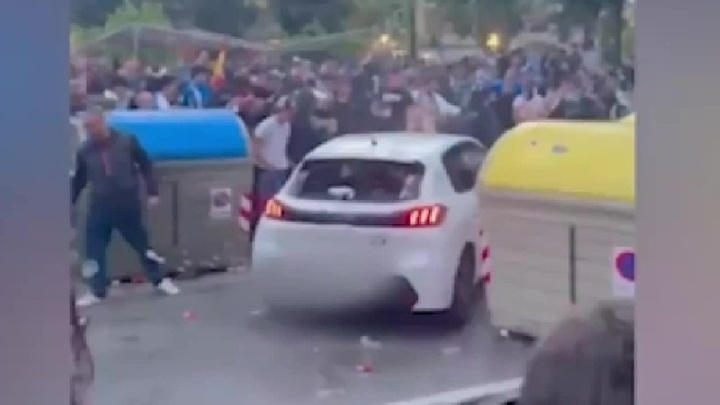 Ô tô tăng tốc lao vào đám đông CĐV trước trận derby giữa Barca và Espanyol