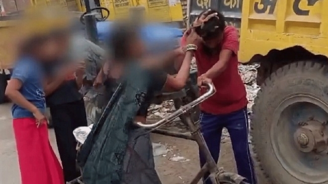 Clip: Phát hiện con gái bị quấy rối, mẹ nổi cơn thịnh nộ 