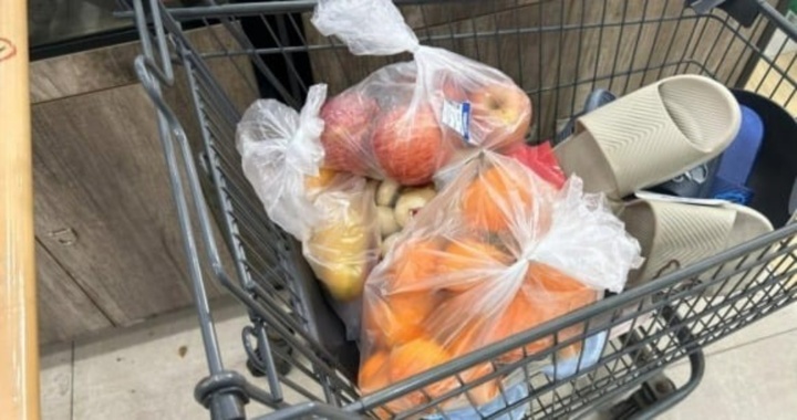 Tại sao túi nilon trắng ở siêu thị lại miễn phí?