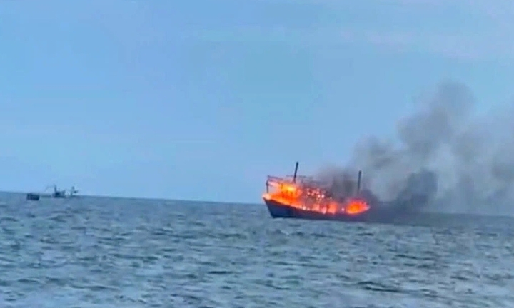 Tàu cá tiền tỷ bốc cháy dữ dội, 6 người nhảy xuống biển thoát thân