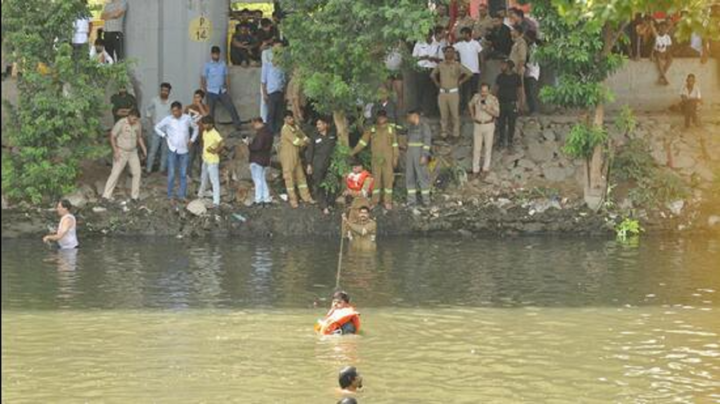 Nhảy xuống sông cứu người, một cảnh sát giao thông tử vong thương tâm tại Ấn Độ