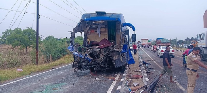 Clip: Hiện trường vụ ba xe va chạm liên hoàn trên cao tốc, 18 người thương vong