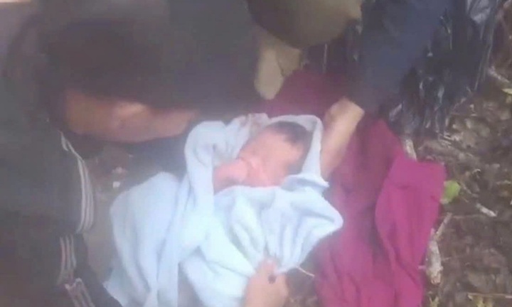 Phát hiện bé trai còn nguyên dây rốn bị bọc kín trong túi bóng bên đường