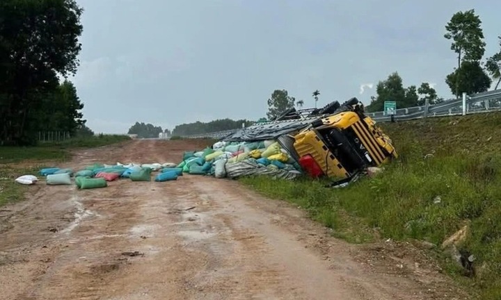 Tin tức tai nạn giao thông mới nhất ngày 19/5: Xe máy va chạm với 2 ô tô, 1 người chết