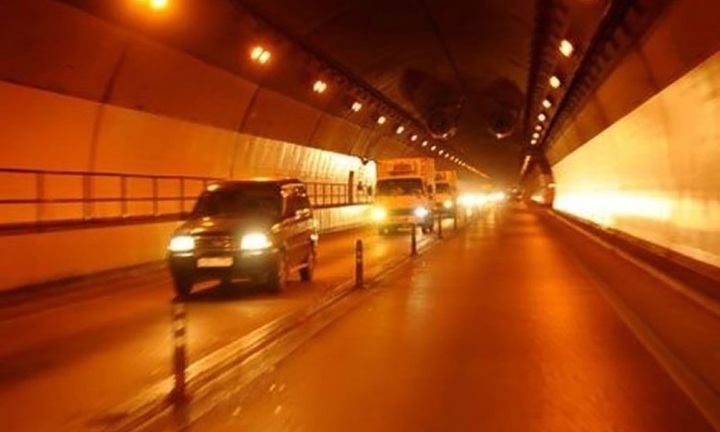 Xe gắn máy có được bật đèn chiếu xa khi đi trong hầm đường bộ?