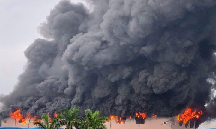 Clip: Kinh hãi khói lửa bốc lên cuồn cuộn ở xưởng giày da 2.500 m2 ở Vĩnh Phúc