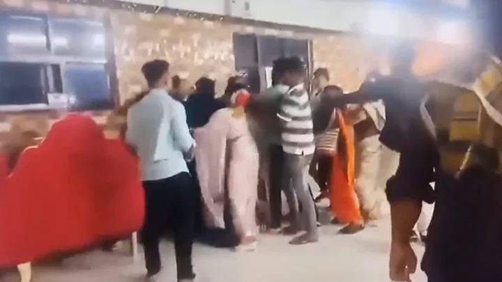 Người yêu cũ xông vào lễ cưới, gào khóc, chất vấn chú rể, hai bên dẫn tới ẩu đả hỗn loạn