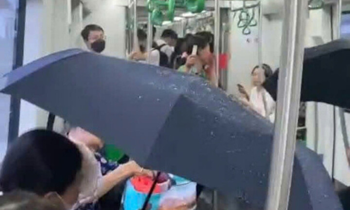 Hành khách đi tàu phải che ô vì 