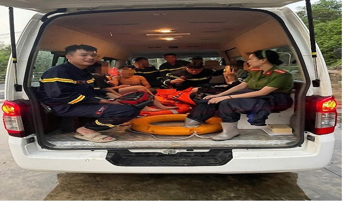 Giải cứu 11 học sinh mắc kẹt giữa dòng suối trong mưa lớn