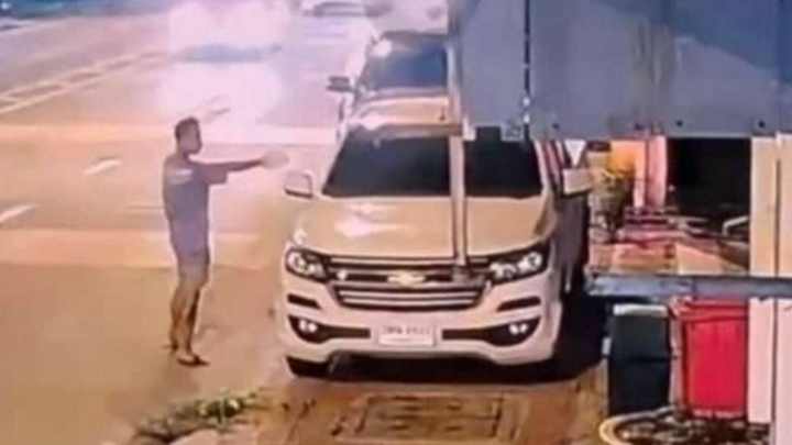 Ngoại tình với vợ chủ cửa hàng bán thịt dê, nam nhân viên bị ông chủ bắn tử vong