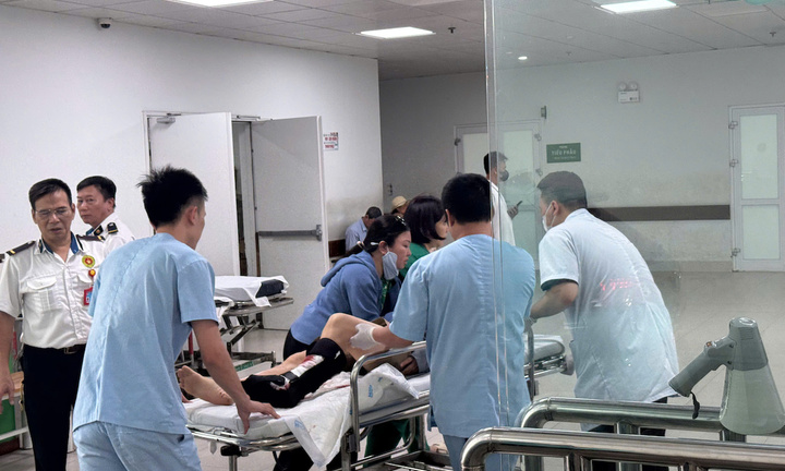 CSGT Hà Nội dùng mô tô chuyên dụng mở đường cho xe taxi đưa nạn nhân đi cấp cứu