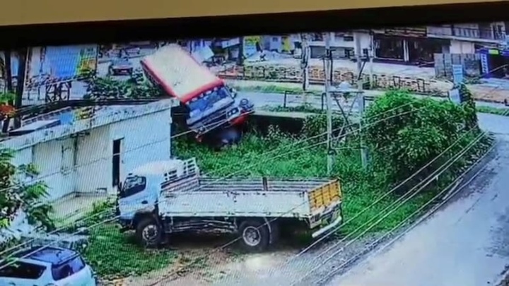 Clip: Xe buýt mất lái đâm liên hoàn 2 xe máy, 4 người thương vong