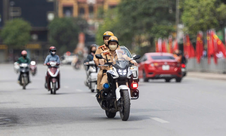 Clip: CSGT dẫn đường đưa người bị tai nạn đi cấp cứu kịp thời ở Hà Nội