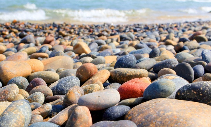 Du lịch Bình Thuận khám phá bãi đá bảy màu dưới chân chùa Cổ Thạch