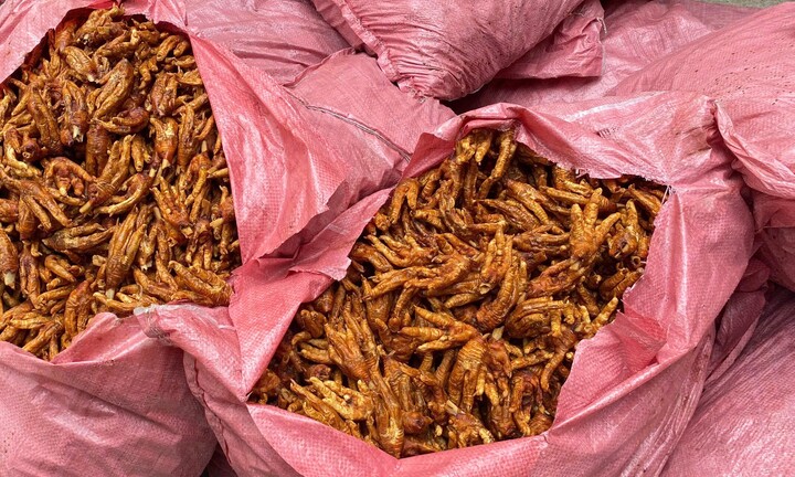 Lạng Sơn: Phát hiện, ngăn chặn 1.500 kg chân gà không rõ nguồn gốc xuất xứ