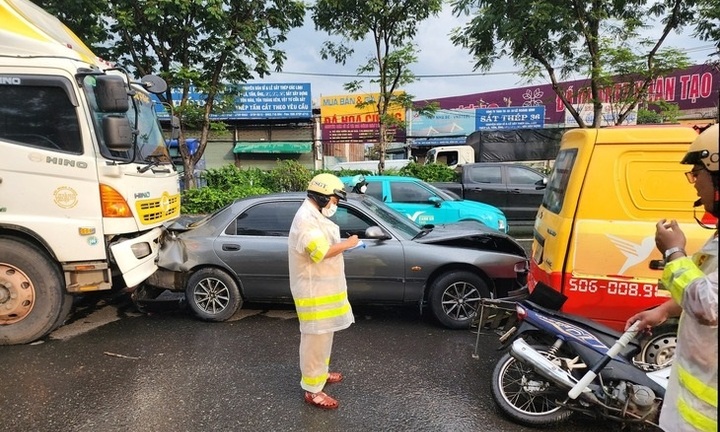 Hiện trường vụ tai nạn giao thông, xe tải tông liên hoàn trước chợ đầu mối ở TP.HCM, 2 người tử vong thương tâm