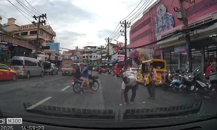 Clip: Thấy cọc tiền rơi tứ tung, người phụ nữ đi đường có hành động gây phẫn nộ