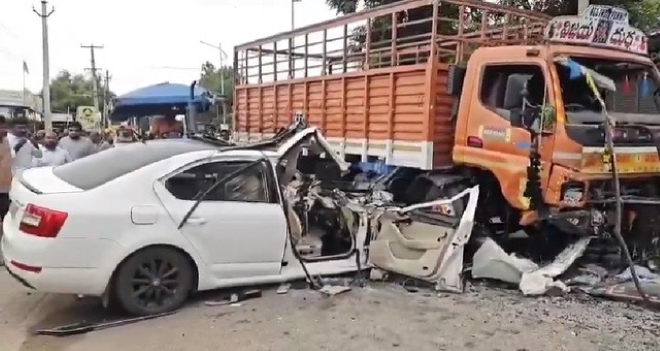 Clip: Ô tô mất lái va chạm kinh hoàng với xe tải, 3 sinh viên tử vong tại chỗ