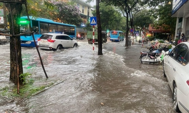 Dự báo chiều nay (23/5), Hà Nội mưa lớn, cảnh báo ngập nhiều tuyến phố