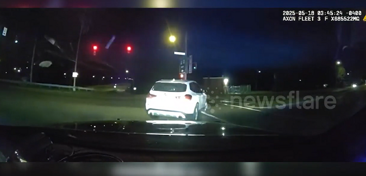 Clip: Ô tô nghi phạm lộn nhào, biến dạng sau màn truy đuổi không tưởng